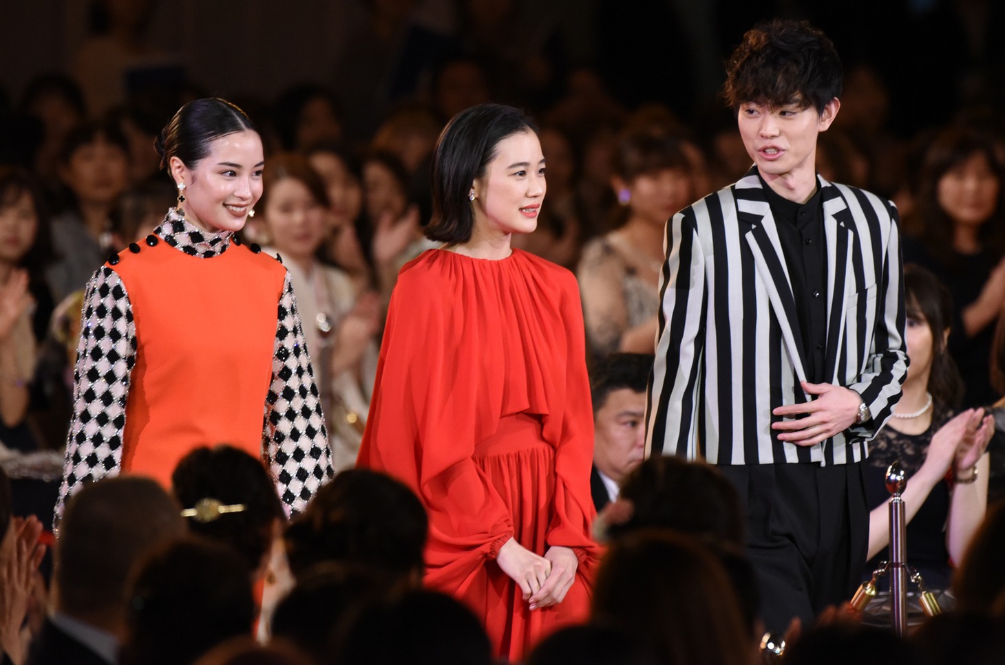 プレゼンターの広瀬すず（左）と菅田将暉（右）、司会を務めた蒼井優（中央）。