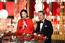 司会を務めた蒼井優（左）と西田敏行（右）。