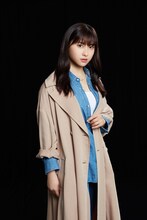 成瀬梨絵子役の土屋太鳳。