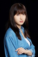 成瀬梨絵子役の土屋太鳳。