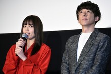 左から川口春奈、高橋一生。