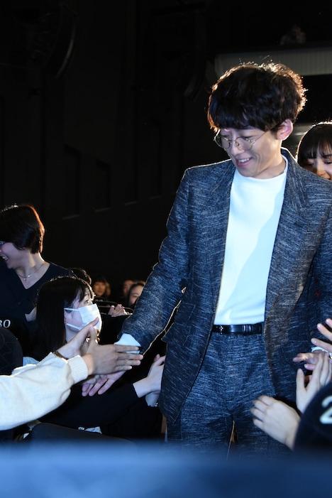 観客と握手する高橋一生。