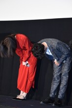 左からお辞儀する川口春奈、高橋一生。