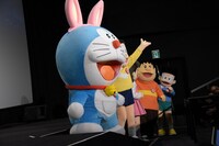 スロープに苦戦するドラえもん。