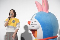 左から辻村深月、ドラえもん。