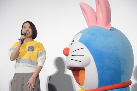 左から辻村深月、ドラえもん。