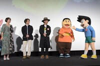 広瀬アリス（左端）に自身をアピールするスネ夫（右端）。