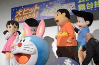 「広瀬さんいい匂いしたよね」「後ろのパネルがぐらぐらしていて怖くない？」と雑談をするキャラクターたち。