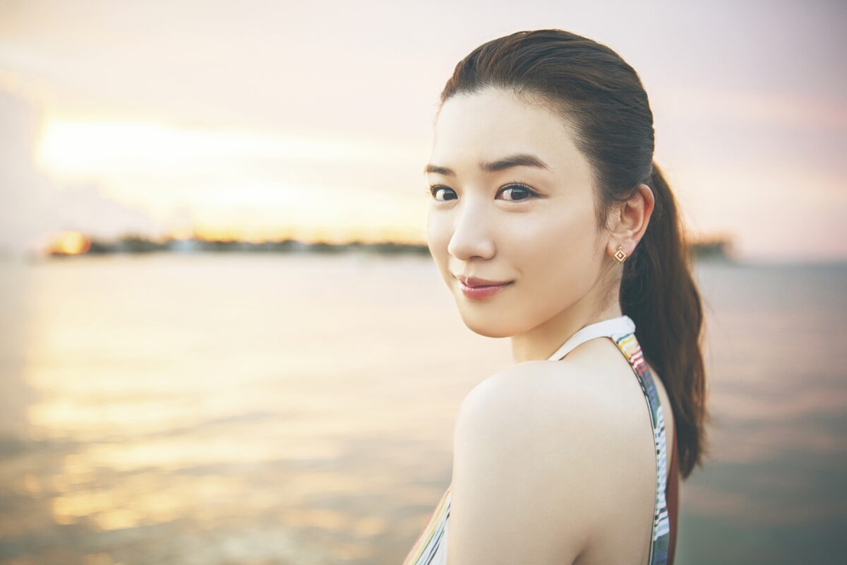 クリアファイル使用カット - 永野芽郁が写真集記念ストアにお忍びで 