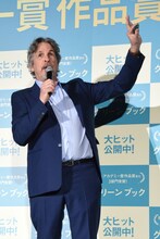 翡翠の石を見せるピーター・ファレリー。