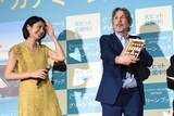松下奈緒（左）から箸セットを贈られて喜ぶピーター・ファレリー（右）。