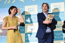 松下奈緒（左）から箸セットを贈られて喜ぶピーター・ファレリー（右）。