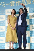 左から松下奈緒、ピーター・ファレリー。