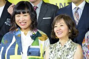 左からしずちゃん（南海キャンディーズ）、浅田美代子。