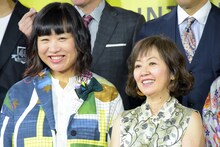 左からしずちゃん（南海キャンディーズ）、浅田美代子。