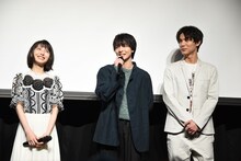 左から浜辺美波、高杉真宙、中川大志。