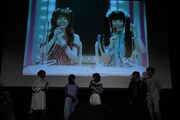 アイドル対決のシーンを振り返る浜辺美波(中央)。