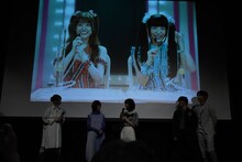 アイドル対決のシーンを振り返る浜辺美波（中央）。