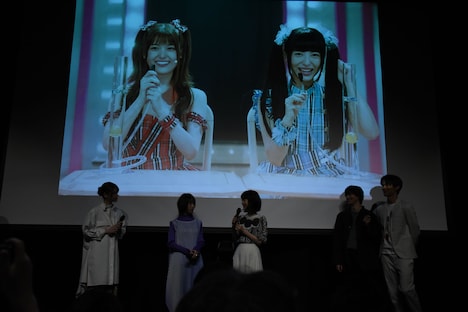 アイドル対決のシーンを振り返る浜辺美波(中央)。