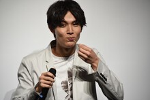 からし入りたこ焼きを食べる中川大志。