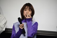 からし入りたこ焼きを食べる森川葵。