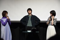 激辛たこ焼きを食べる高杉真宙（中央）。