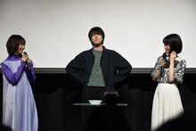 激辛たこ焼きを食べる高杉真宙（中央）。