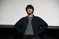 激辛たこ焼きを食べる高杉真宙。