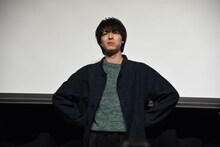 激辛たこ焼きを食べる高杉真宙。