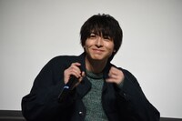 激辛たこ焼きを食べる高杉真宙。