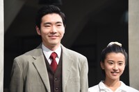 左から柄本佑、黒島結菜。