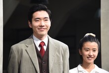 左から柄本佑、黒島結菜。