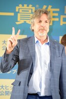 ピースサインをするピーター・ファレリー。