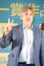 ピースサインをするピーター・ファレリー。