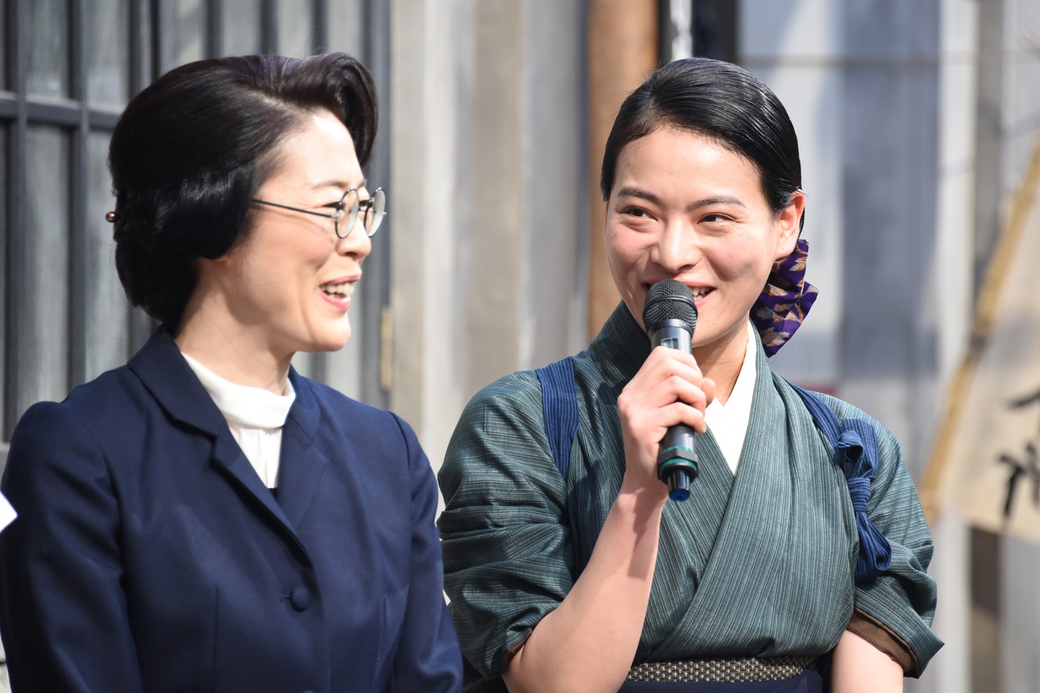 左から寺島しのぶ、菅原小春。