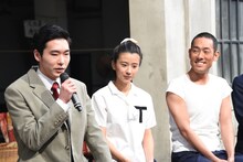 左から柄本佑、黒島結菜、中村勘九郎。