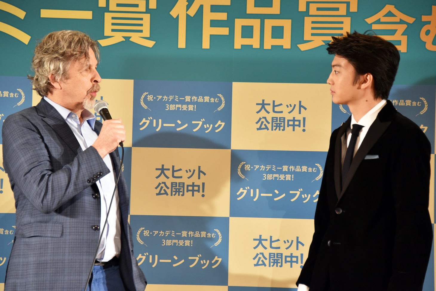 左からピーター・ファレリー、伊藤健太郎。