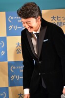 ピーター・ファレリーに褒められて照れる伊藤健太郎。