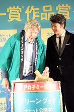 鏡割りをするピーター・ファレリー（左）、伊藤健太郎（右）。