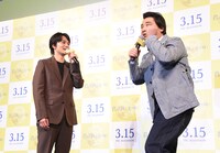 北村匠海（左）に告白され、変顔を披露する斉藤慎二（右）。