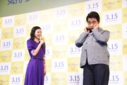 永野芽郁（左）の告白を受け、ポーズを決める斉藤慎二（右）。