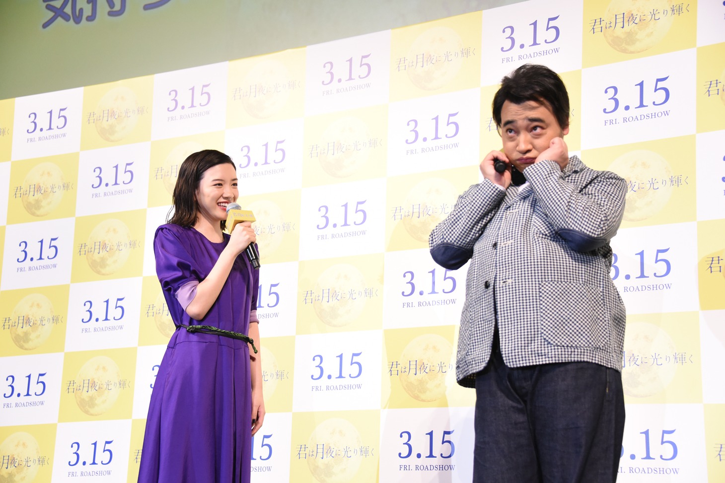 永野芽郁（左）の告白を受け、ポーズを決める斉藤慎二（右）。