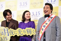 豪快に笑う斉藤慎二（右）につられて笑う北村匠海(左）と永野芽郁（中央）。