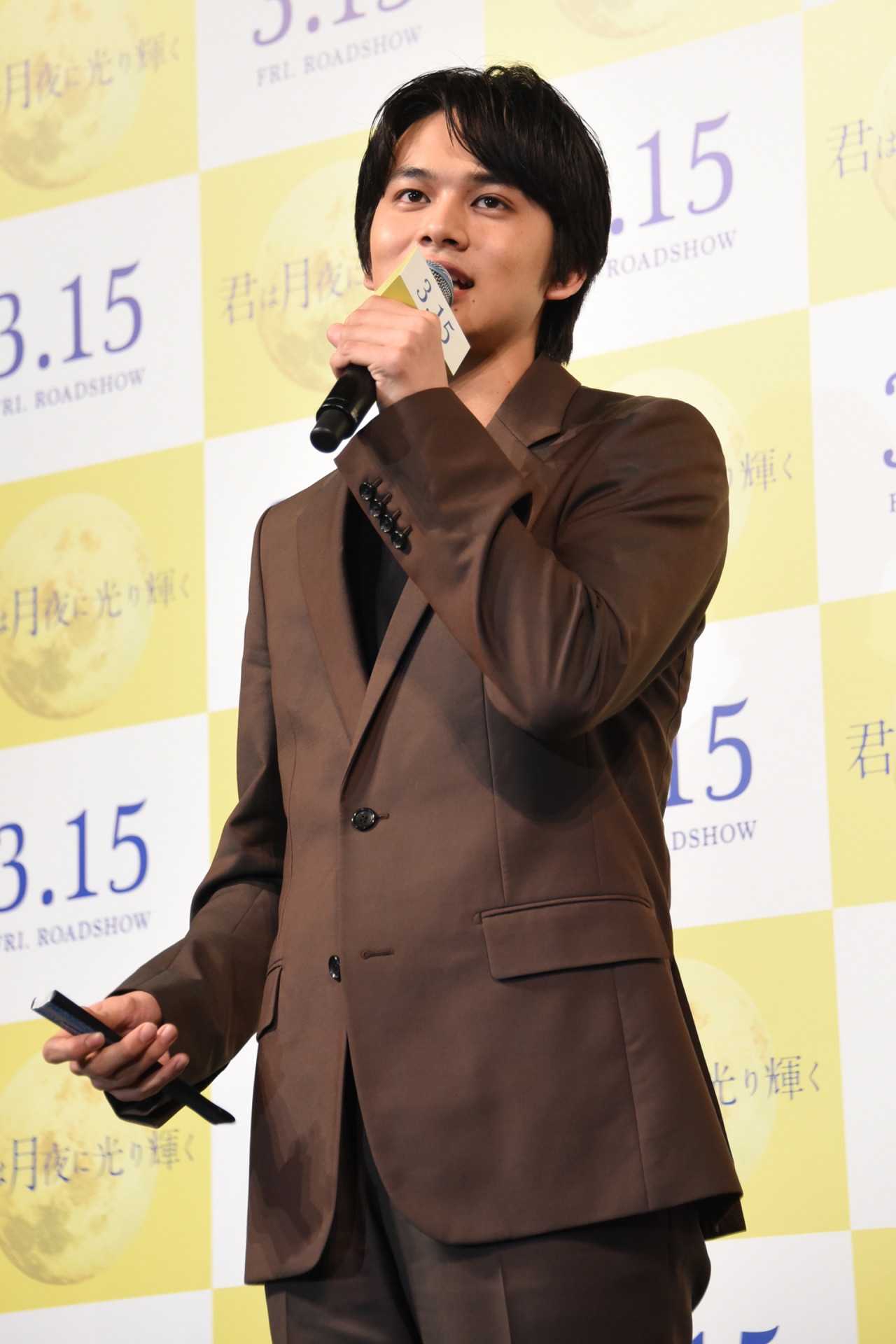 2月19日に行われた本作の完成披露試写会で大量の汗をかいてしまったことから「今日はマイ扇子を持ってきました」と語る北村匠海。