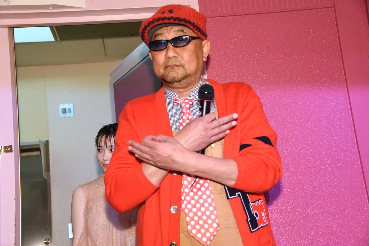 入場早々、埼玉ポーズを決めるブラザートム。
