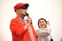 左からブラザートム、二階堂ふみ。