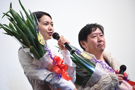 “ネギ束”を授かった二階堂ふみ（左）と武内英樹（右）。