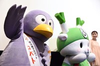 左からコバトン、ふっかちゃん。