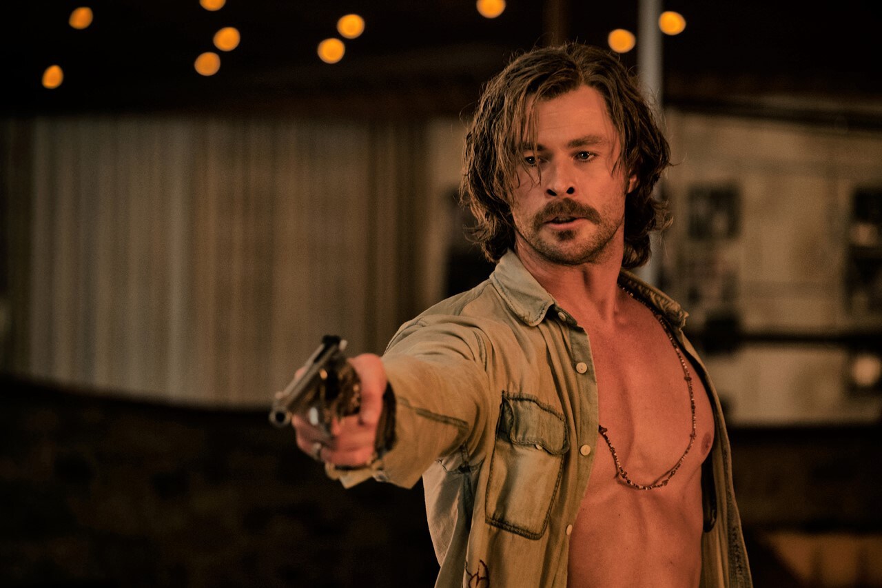 ジェフ・ブリッジスやクリス・ヘムズワース出演「ホテル・エルロワイヤル」配信決定