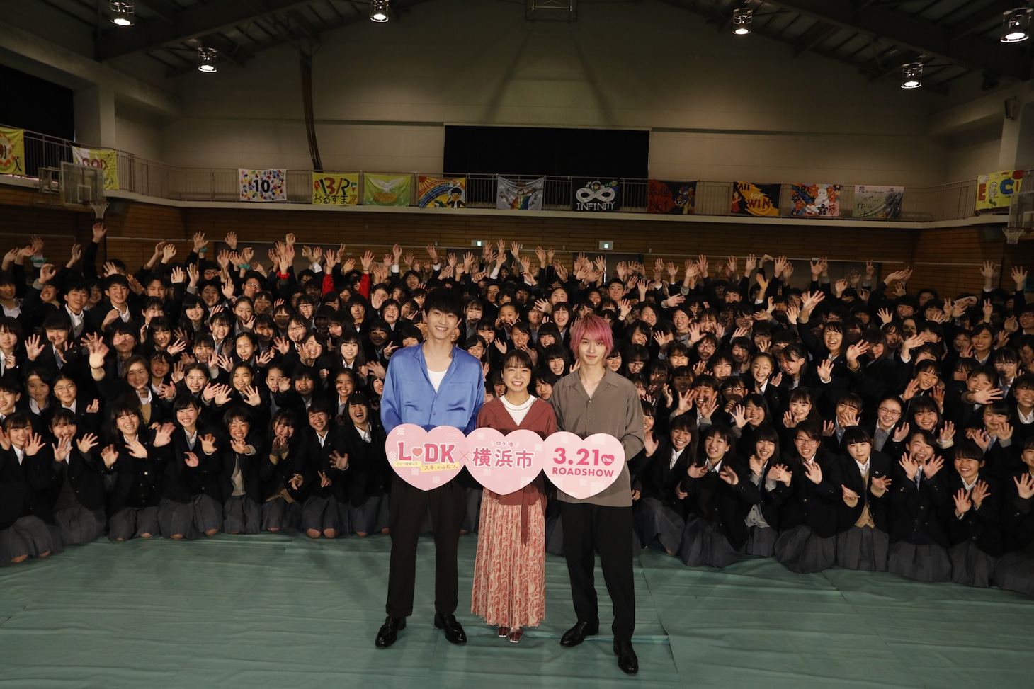 中央左から杉野遥亮、上白石萌音、横浜流星。